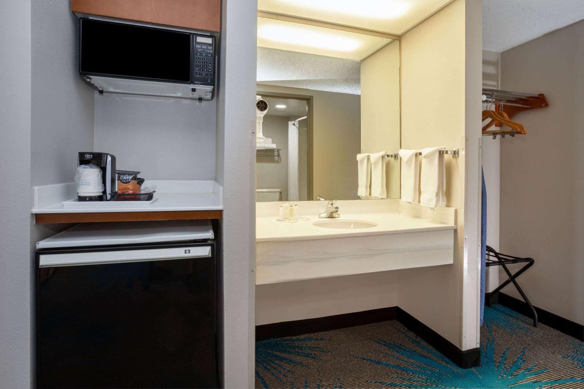 Days Inn & Suites By Wyndham Denver International Airport Εξωτερικό φωτογραφία