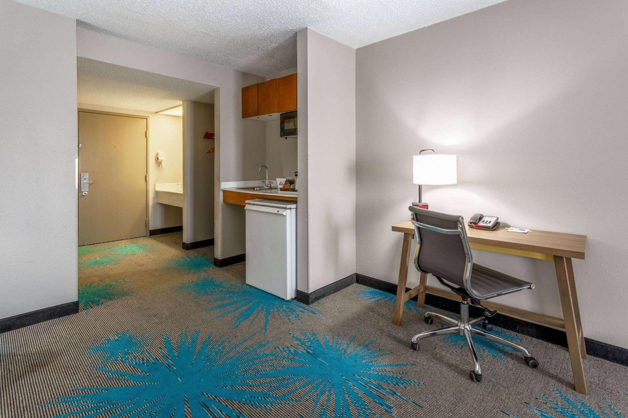 Days Inn & Suites By Wyndham Denver International Airport Εξωτερικό φωτογραφία