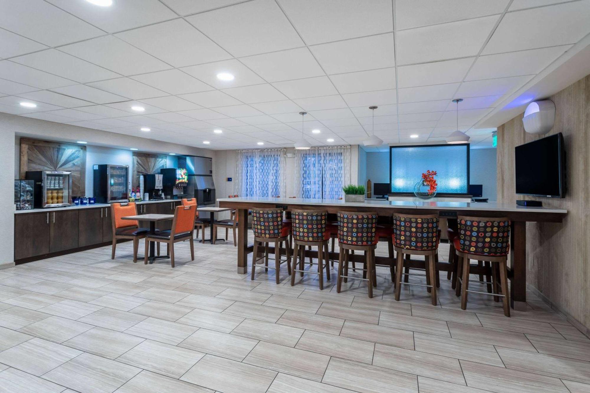 Days Inn & Suites By Wyndham Denver International Airport Εξωτερικό φωτογραφία