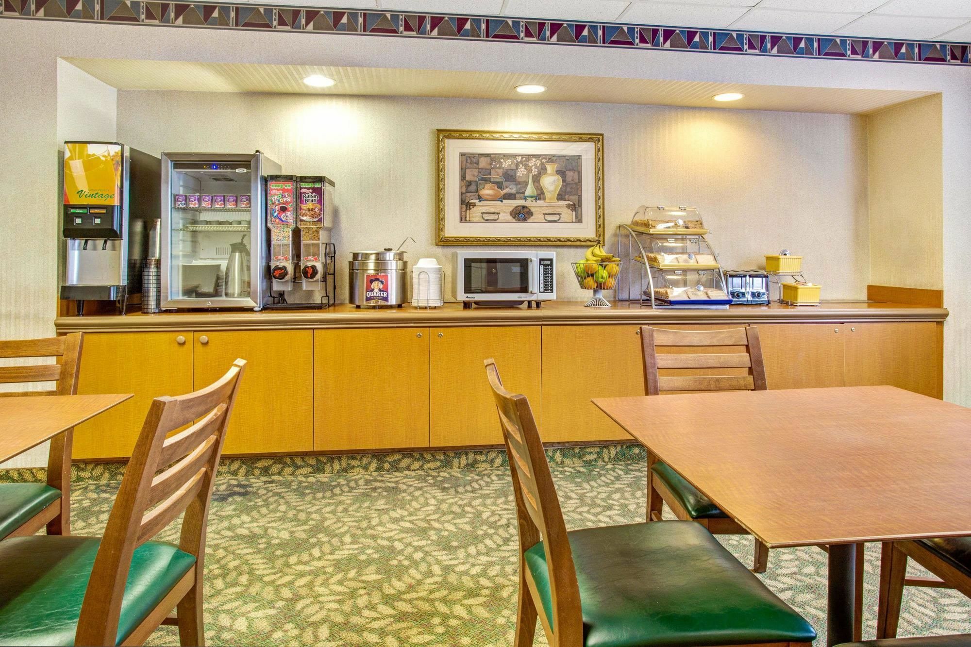 Days Inn & Suites By Wyndham Denver International Airport Εξωτερικό φωτογραφία