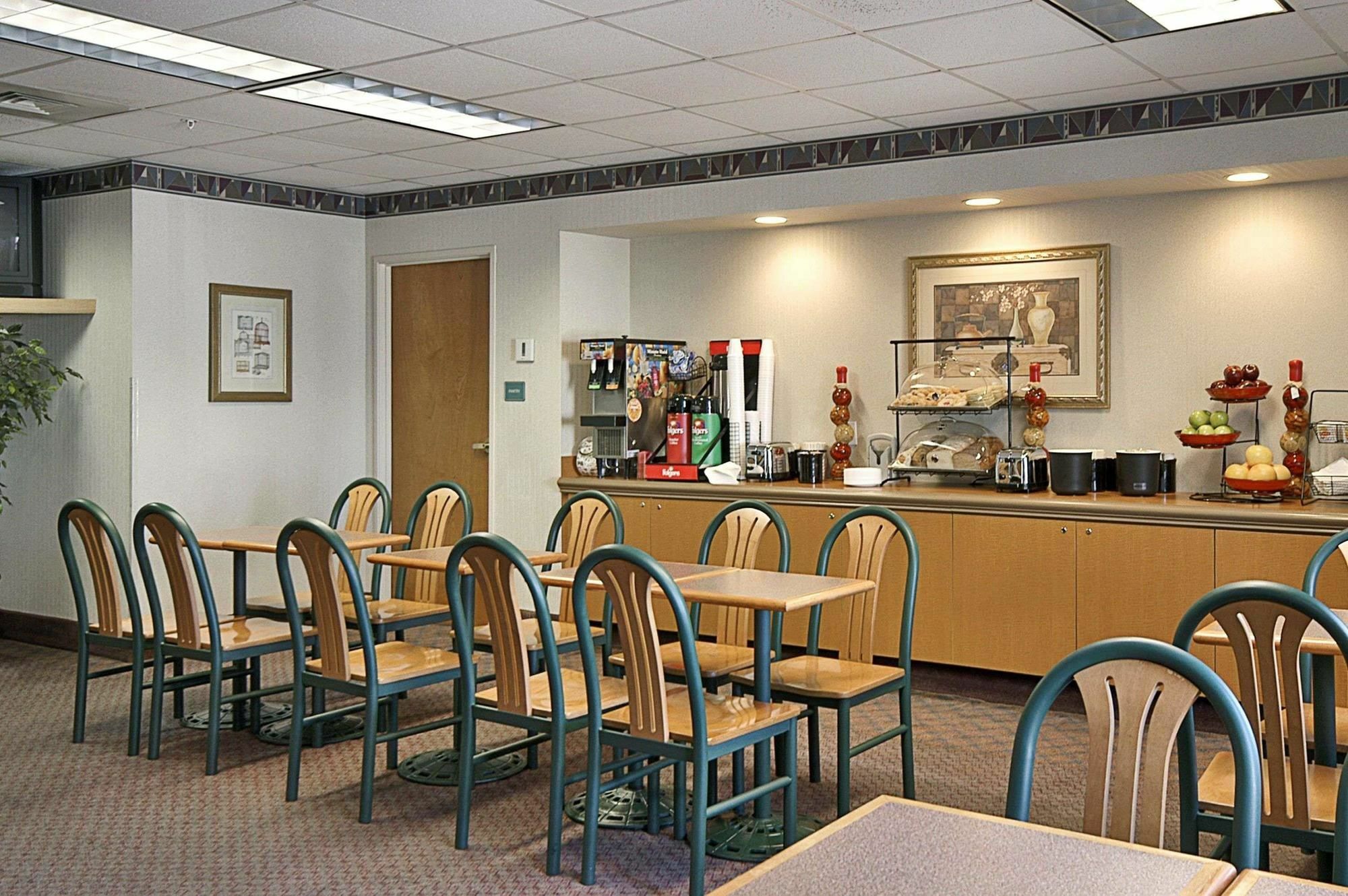 Days Inn & Suites By Wyndham Denver International Airport Εξωτερικό φωτογραφία